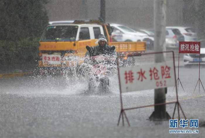 #（社会）（2）暴雨袭南京