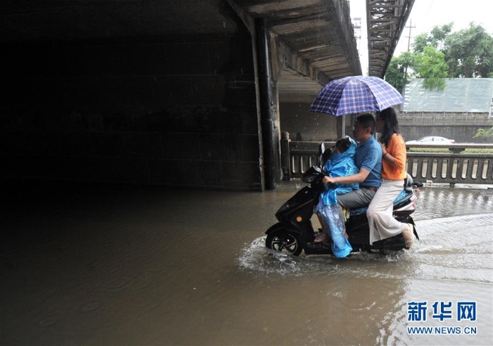 #（社会）（3）暴雨袭南京