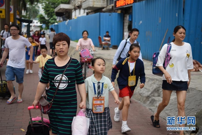 （香港回归二十周年·图文互动）（2）双城记：跨境学童的一天