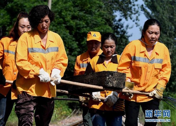 （社会）（2）铁道线上的“养路娘子军”