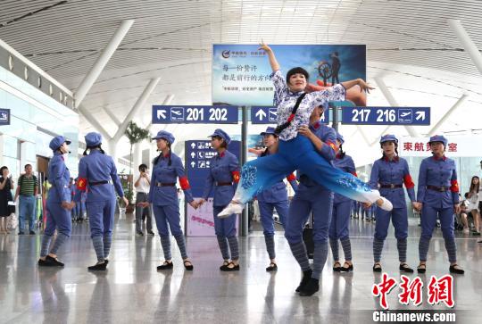 一对男女在南昌昌北国际机场T2航站楼内展示舞姿。　刘占昆　摄