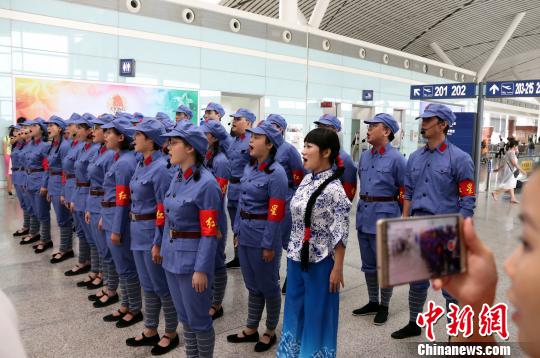 随着一声清脆的歌声，南昌昌北国际机场T2航站楼出现了一群“特殊的歌者”。　刘占昆　摄