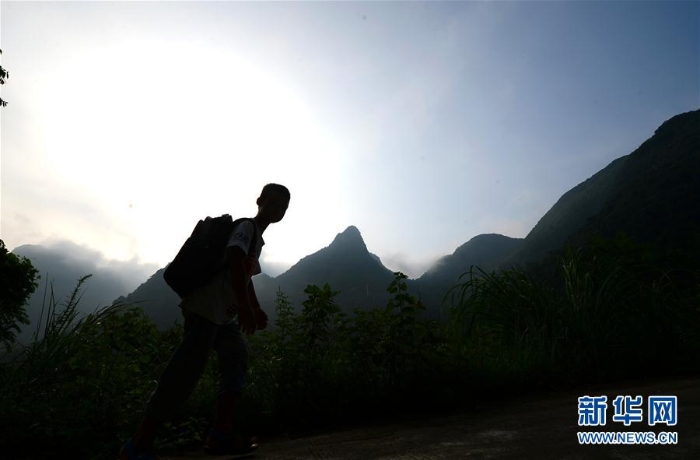 #（图片故事）（1）大山深深，挡不住小小读书郎的求学梦