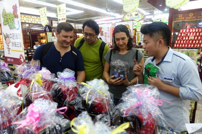 陕西西安：药店老中医迎来了外国人