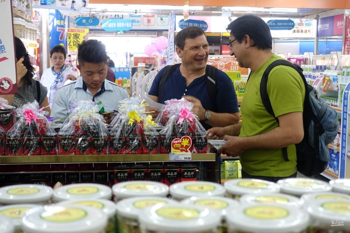 陕西西安：药店老中医迎来了外国人