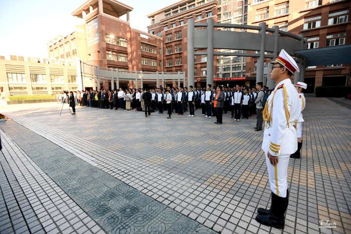 陕西西安：近千名陕港中学生国旗下感恩两地教师