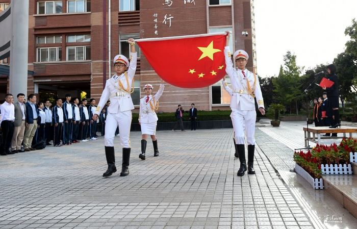 陕西西安：近千名陕港中学生国旗下感恩两地教师