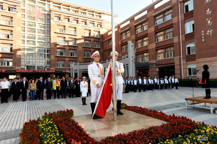 陕西西安：近千名陕港中学生国旗下感恩两地教师