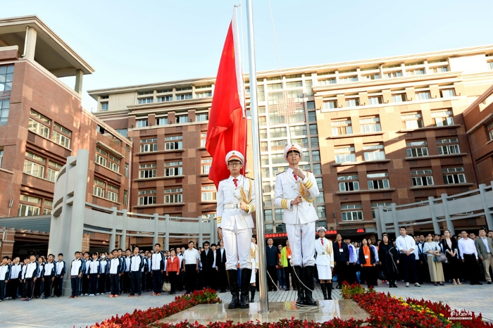 陕西西安：近千名陕港中学生国旗下感恩两地教师