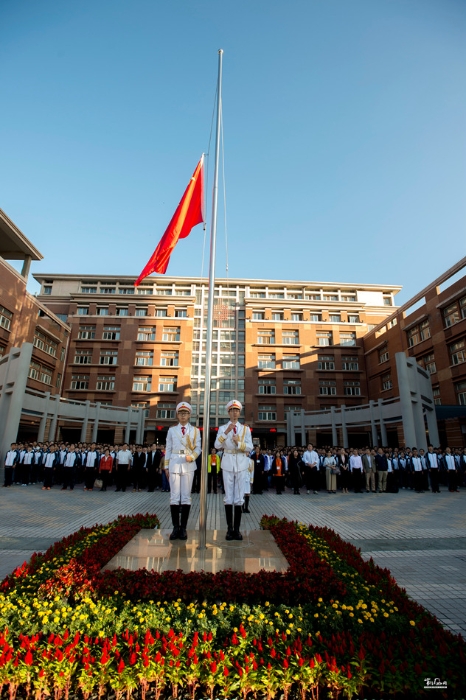 陕西西安：近千名陕港中学生国旗下感恩两地教师