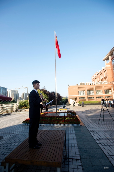 陕西西安：近千名陕港中学生国旗下感恩两地教师