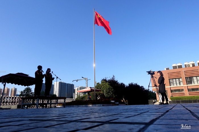 陕西西安：近千名陕港中学生国旗下感恩两地教师