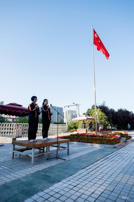 陕西西安：近千名陕港中学生国旗下感恩两地教师