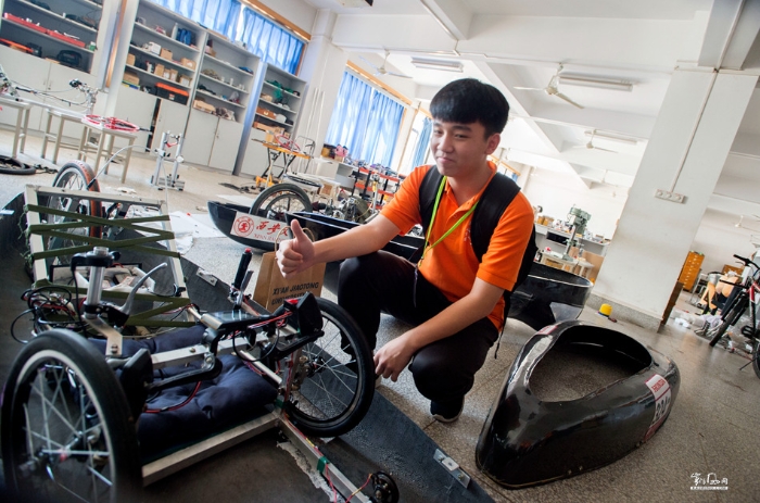 陕西西安：百名香港名中学生在西安交通大学体验高新科技