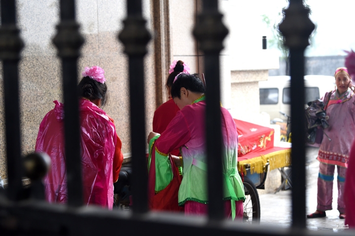 陕西西安：古城上演雨中传统婚礼