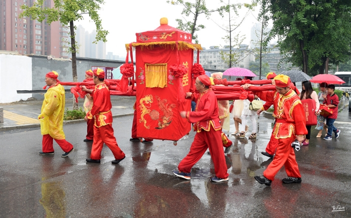 陕西西安：古城上演雨中传统婚礼