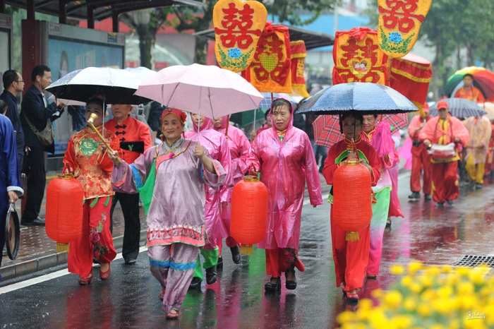 陕西西安：古城上演雨中传统婚礼