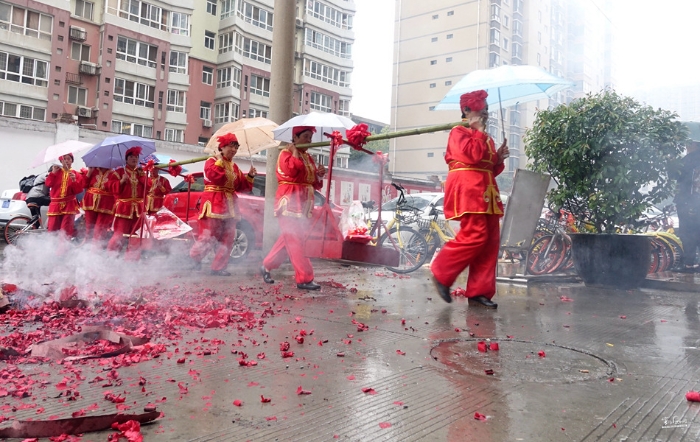 陕西西安：古城上演雨中传统婚礼