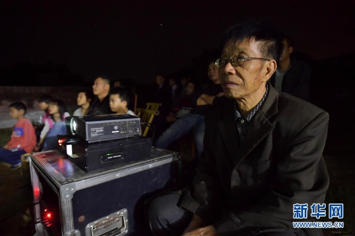 （图片故事）（4）68岁电影放映员坚守40余载“点亮”山乡夜生活