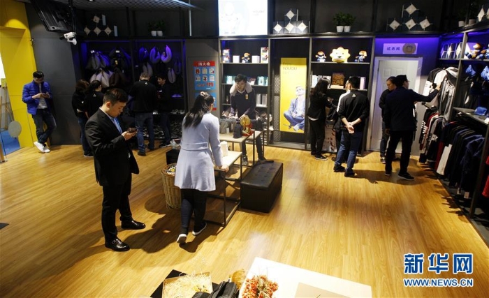 （社会）（5）“刷脸”进店消费 “无人店铺”亮相申城