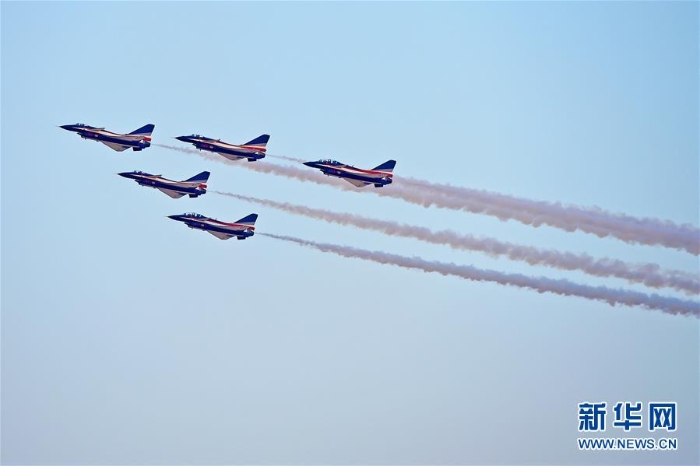 （国际）（1）中国空军八一飞行表演队亮相迪拜航展