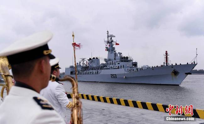 11月30日，巴基斯坦海军“赛伊夫”号护卫舰（舷号F253）在舰长沙赫扎德·伊克巴尔上校率领下，抵达上海吴淞某军港，开始对上海进行为期5天的友好访问，这是“赛伊夫”号第一次访问上海，也是巴基斯坦海军舰艇第8次访问上海。图为军乐队奏响欢迎曲，欢迎”赛伊夫“号护卫舰访问上海。 中新社发 刘勇 摄