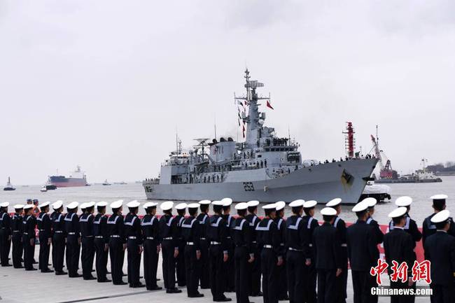 东海舰队某基地举行仪式欢迎”赛伊夫“号护卫舰访问上海。 中新社发 刘勇 摄