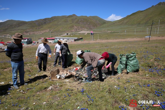 中国人的一天中国人的一天2904期：藏族汉子四年不顾家 黄河源头捡垃圾