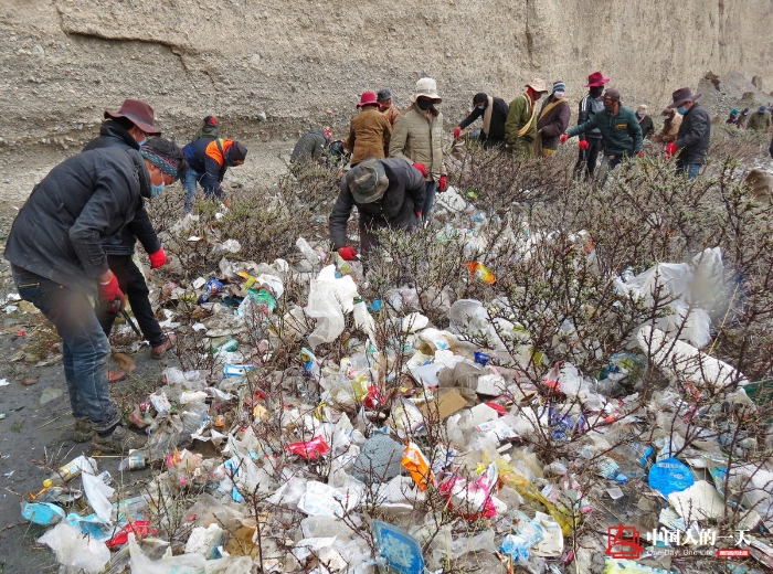 中国人的一天中国人的一天2904期：藏族汉子四年不顾家 黄河源头捡垃圾