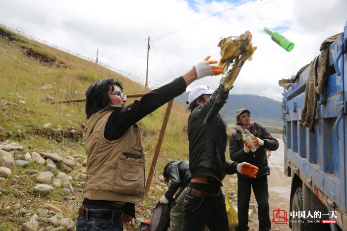 中国人的一天中国人的一天2904期：藏族汉子四年不顾家 黄河源头捡垃圾