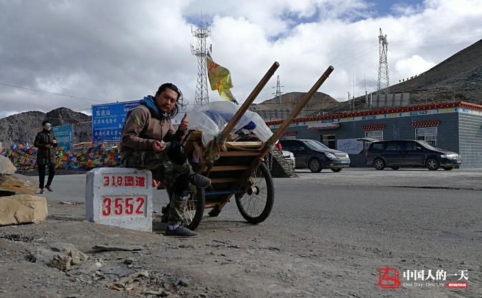 中国人的一天中国人的一天2900期：他拉着架子车徒步旅行 从陕西到西藏历时4个月