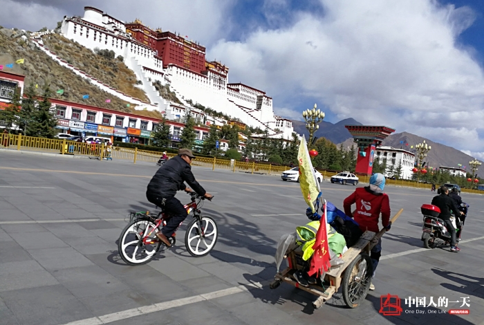 中国人的一天中国人的一天2900期：他拉着架子车徒步旅行 从陕西到西藏历时4个月