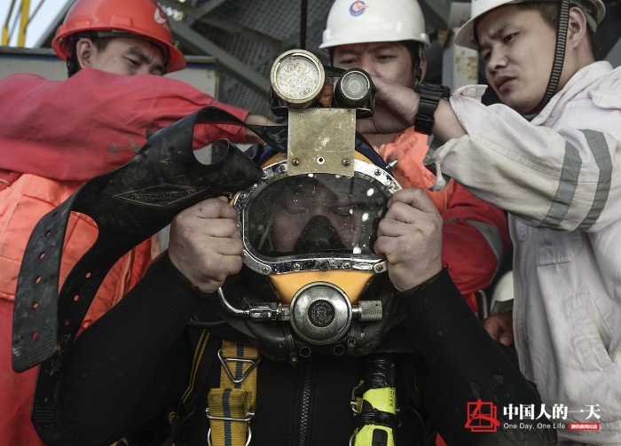 中国人的一天中国人的一天2891期：深海中的孤胆英雄 生活在海上工作在海里