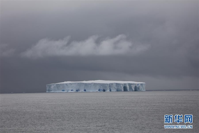 （图文互动）（2）专访：在南极，最美的蓝冰可能通向死亡——中国南极科考队员讲述“冰缝惊魂记”