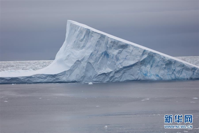 （图文互动）（3）专访：在南极，最美的蓝冰可能通向死亡——中国南极科考队员讲述“冰缝惊魂记”