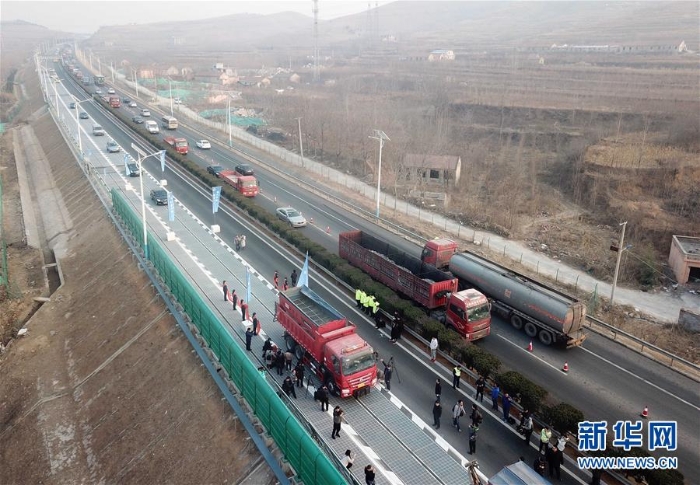 （图文互动）（4）我国首个承载式光伏高速公路试验段通车