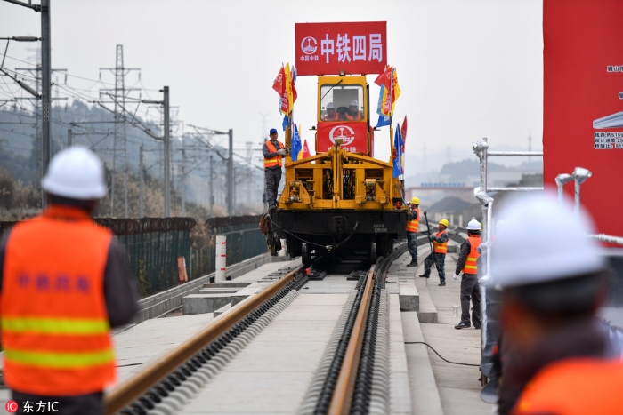 “世界首条山区高铁”开始铺轨 机器、工人协同作战每天铺6公里