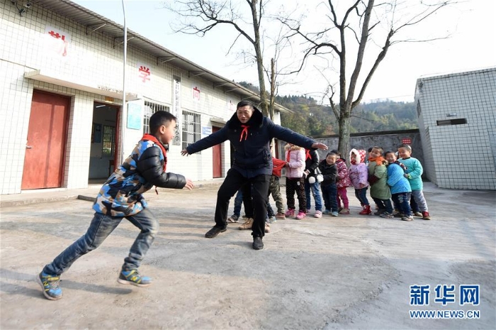 （图片故事）（8）重庆：61岁教师坚守乡村小学40年