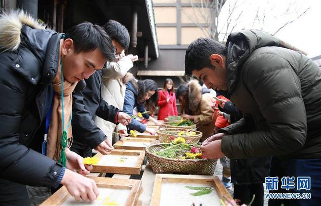 1月11日，在贵州省丹寨县万达小镇古法造纸体验馆，留学生体验古法造纸技艺。