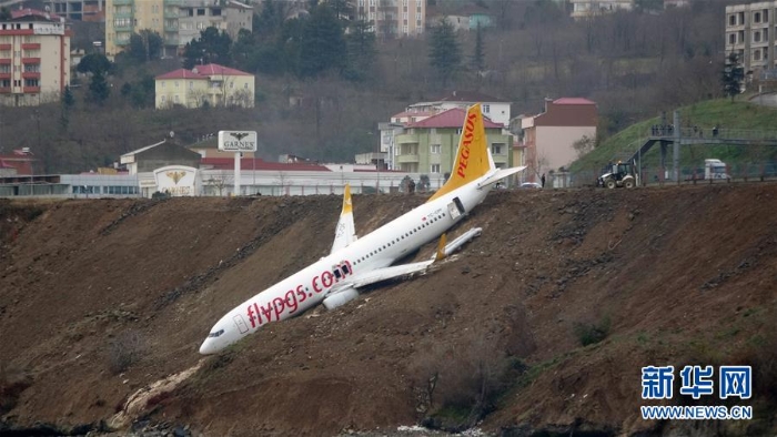 （国际）（1）土耳其一架客机降落时滑出跑道险些坠海