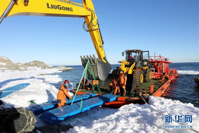 （图文互动）（2）中国南极新建站大型工程装备运上恩克斯堡岛