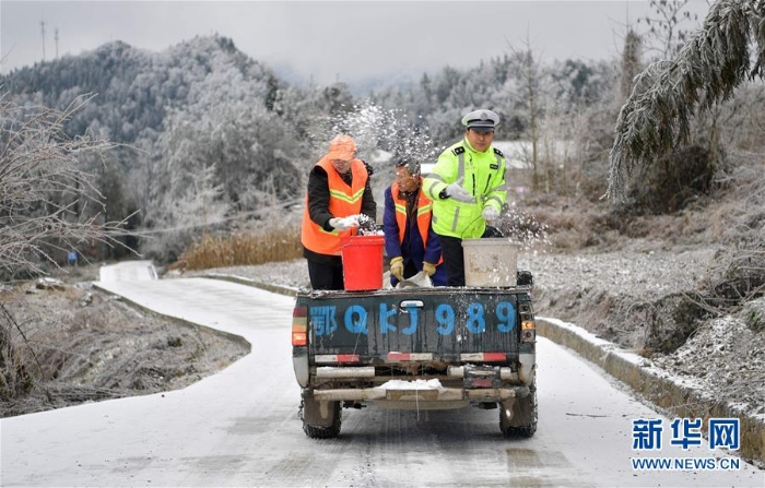 #（社会）（1）民警雪中护安全