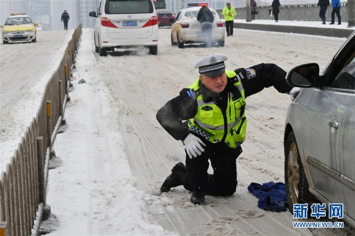 #（社会）（3）民警雪中护安全