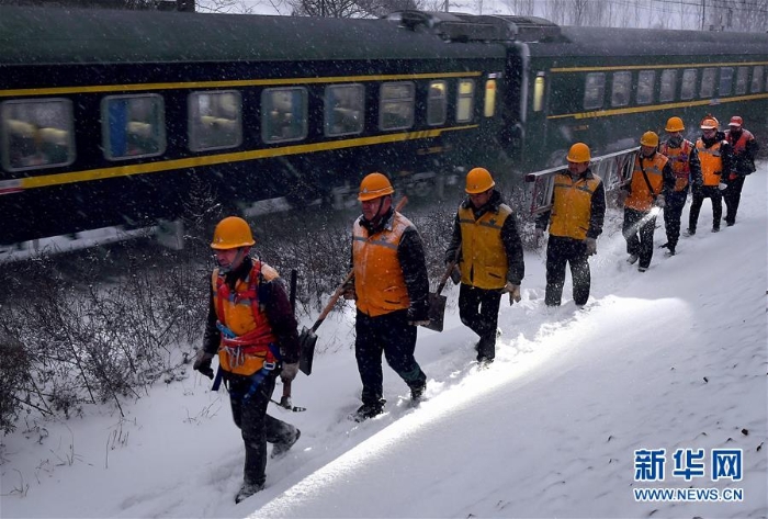 （走基层 听民声·图文互动）（2）风雪铁路打冰人