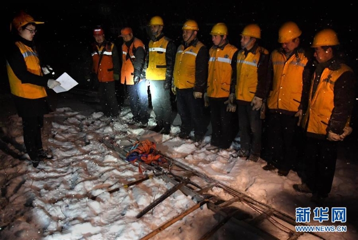 （走基层 听民声·图文互动）（3）风雪铁路打冰人