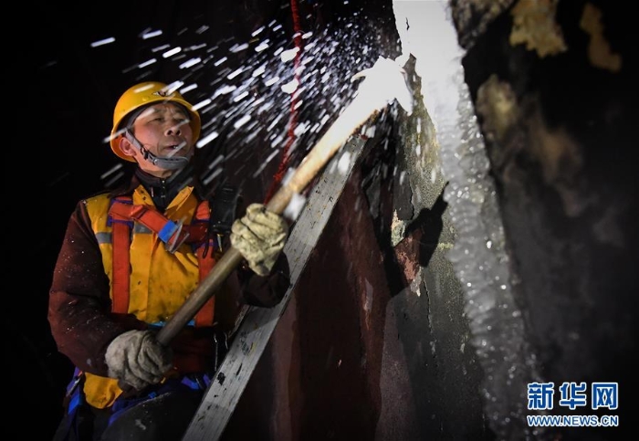 （走基层 听民声·图文互动）（6）风雪铁路打冰人