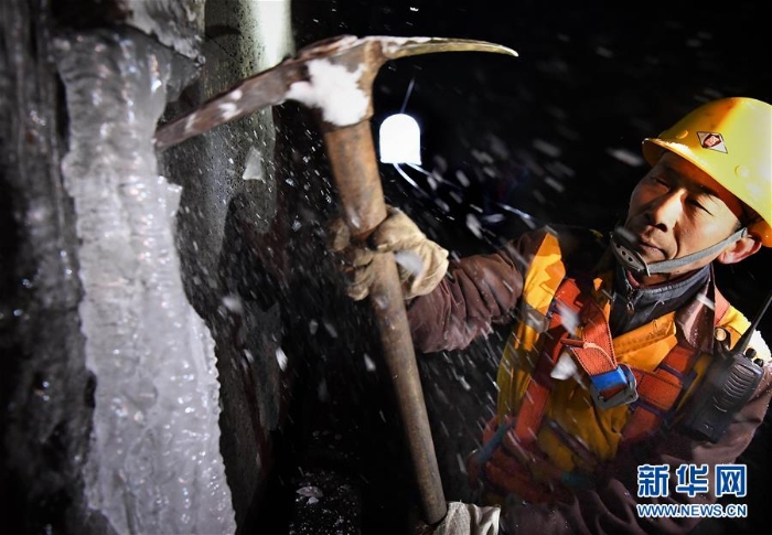 （走基层 听民声·图文互动）（8）风雪铁路打冰人