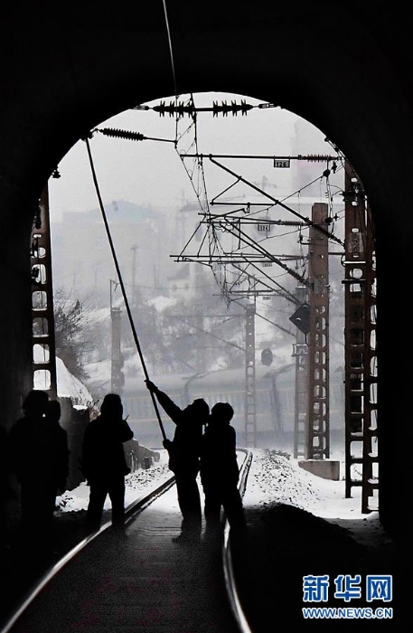 （走基层 听民声·图文互动）（9）风雪铁路打冰人