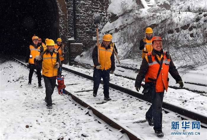 （走基层 听民声·图文互动）（12）风雪铁路打冰人