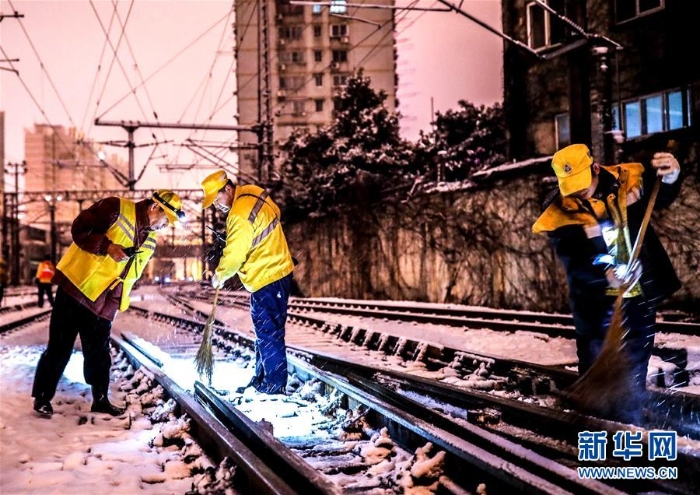 （新华全媒头条）（3）雨雪冰冻中，他们奋力前行——基层党员干群抗击冰雪灾害纪实